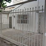 Amplia habitación independiente a 2 cuadras de la playa y el aeropuerto