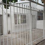 Amplia habitación independiente a 2 cuadras de la playa y el aeropuerto