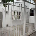 Amplia habitación independiente a 2 cuadras de la playa y el aeropuerto