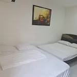 Amplia habitación independiente a 2 cuadras de la playa y el aeropuerto