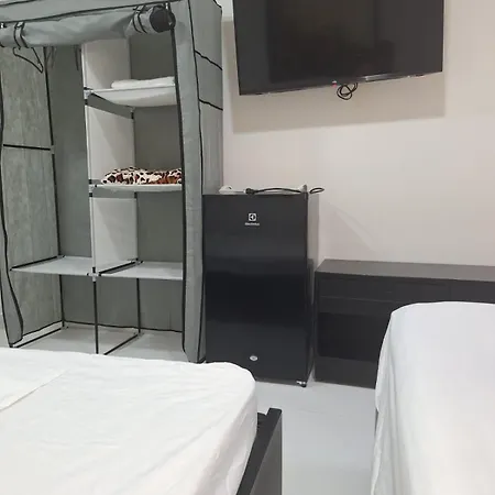 Amplia Habitación Independiente A 2 Cuadras De La Playa Y El Aeropuerto