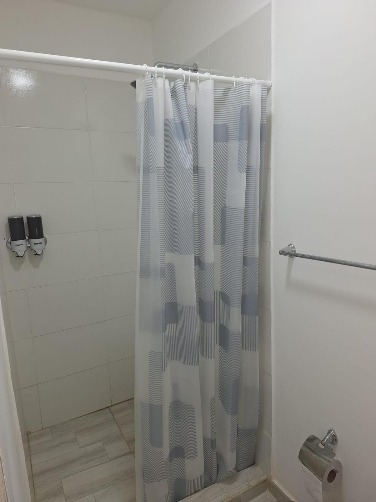 Amplia Habitación Independiente A 2 Cuadras De La Playa Y El Aeropuerto *